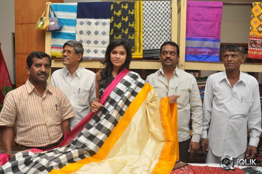 Bhargavi-Launches-Pochampally-Ikat-art-Mela